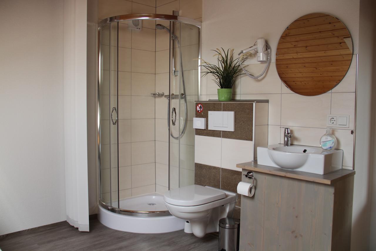 Dreibettzimmer mit Dusche